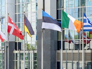Flaggen europäischer Staaten vor dem Europäischen Parlament